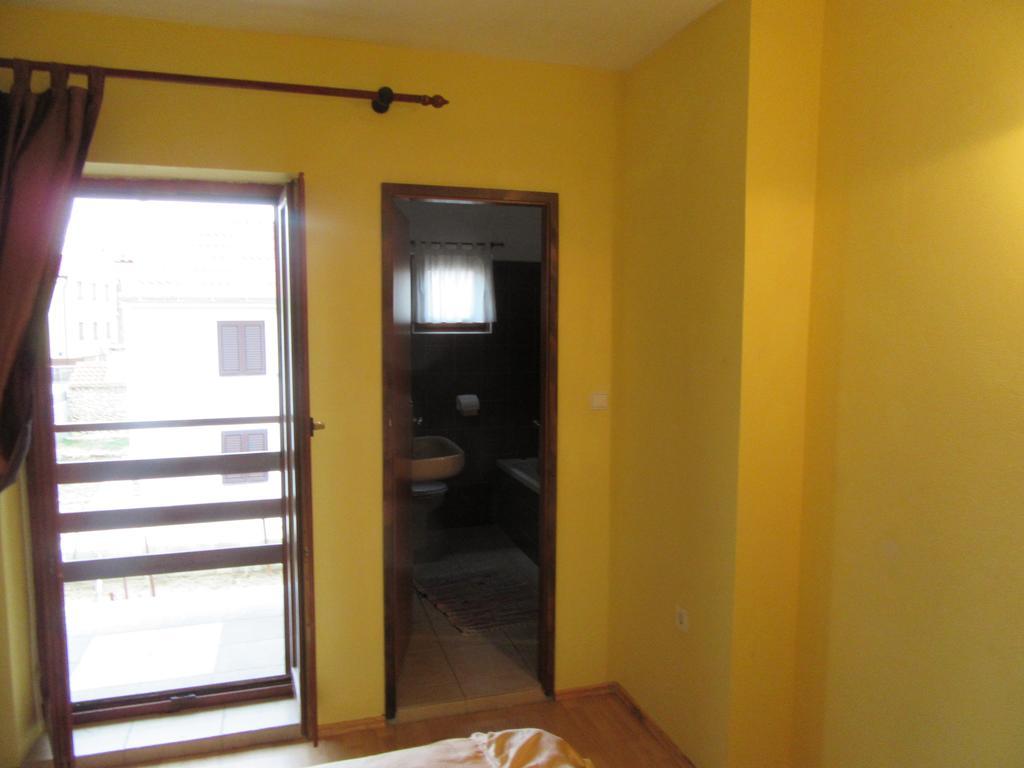 Apartments Leon Ražanac Екстериор снимка