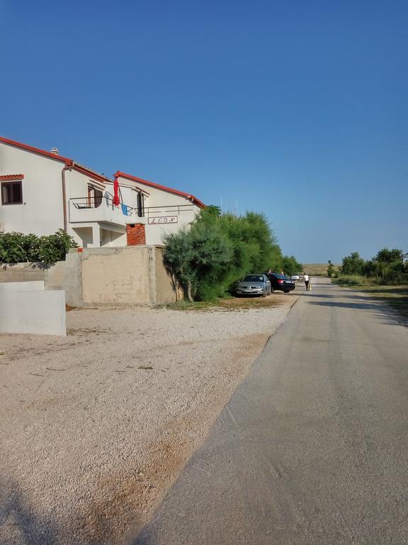 Apartments Leon Ražanac Екстериор снимка
